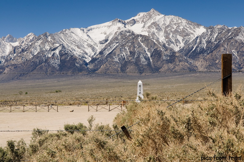 Manzanar monument2010d12c063.jpg